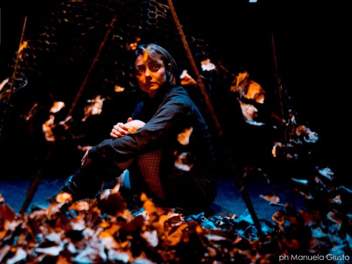 UNA RAGAZZA LASCIATA A META'