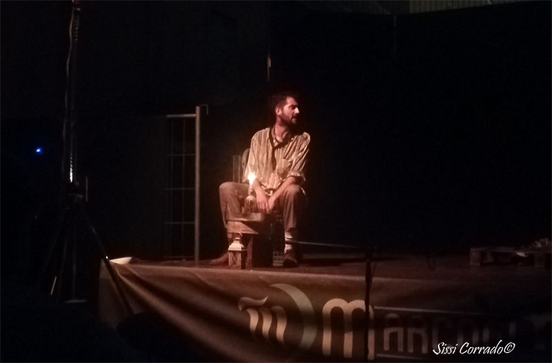 con il naso all’insù